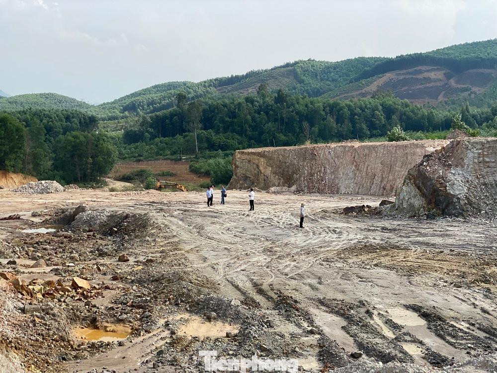 Chủ tịch UBND tỉnh Quảng Ngãi yêu cầu kiểm tra toàn diện hoạt động khai thác khoáng sản của Công ty TNHH Lý Tuấn tại mỏ đất Dông Cây Dừa. Chủ tịch UBND tỉnh Quảng Ngãi yêu cầu kiểm tra toàn diện hoạt động khai thác khoáng sản của Công ty TNHH Lý Tuấn tại mỏ đất Dông Cây Dừa.