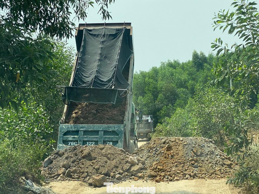 Chủ mỏ đất cho xe đổ đất bịt kín lối ra, “giam lỏng” xe của phóng viên trong nhiều giờ liền. Chủ mỏ đất cho xe đổ đất bịt kín lối ra, “giam lỏng” xe của phóng viên trong nhiều giờ liền.