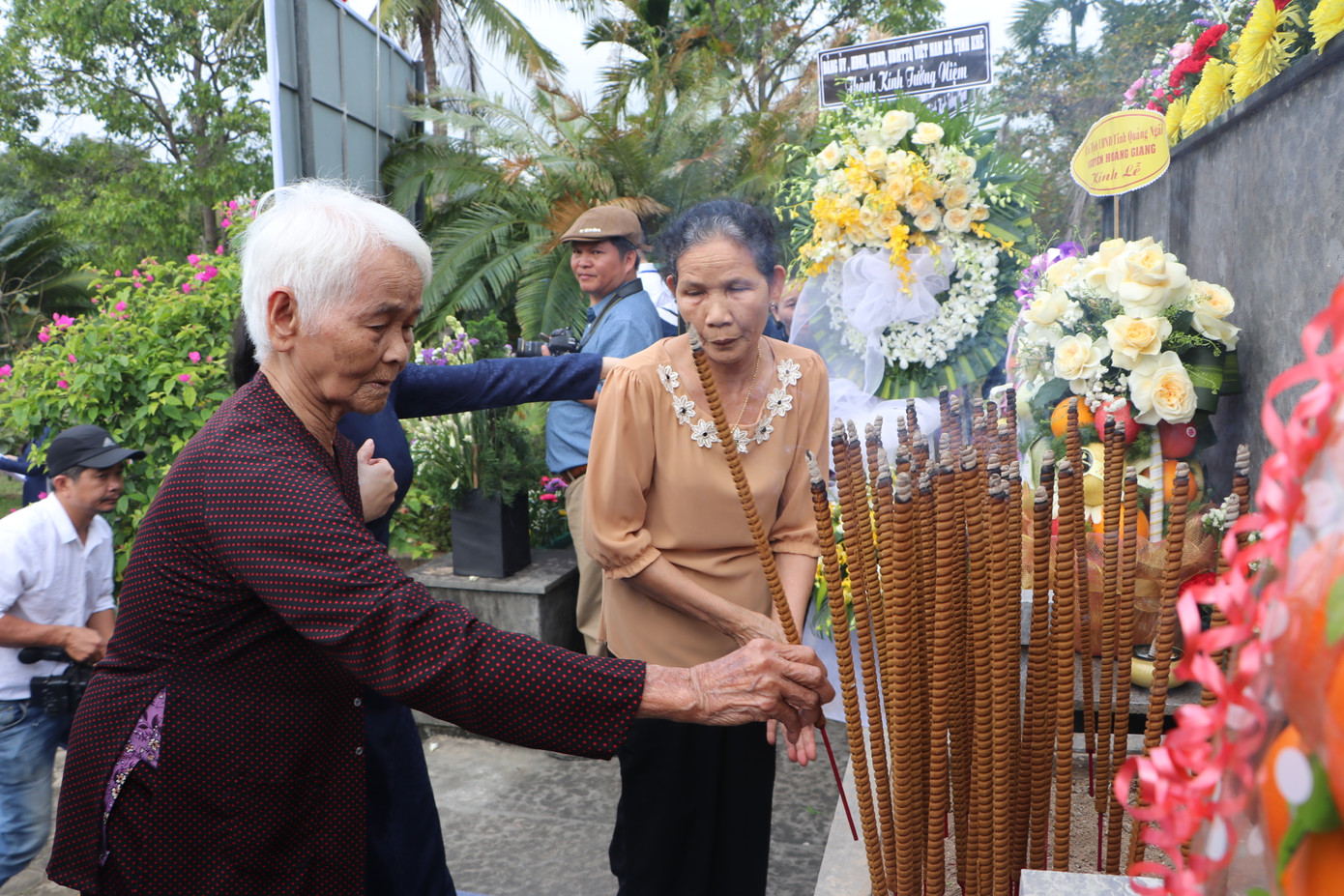 Thân nhân các gia đình tưởng niệm người thân đã ra đi trong vụ thảm sát. Thân nhân các gia đình tưởng niệm người thân đã ra đi trong vụ thảm sát.
