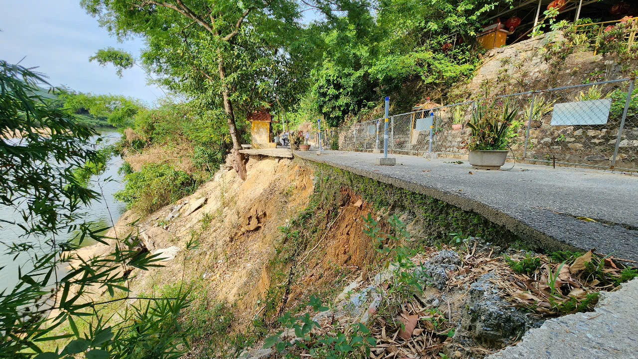 Tuyến tỉnh lộ 624B đoạn qua huyện Nghĩa Hành vẫn trong tình trạng sạt lở nghiêm trọng.