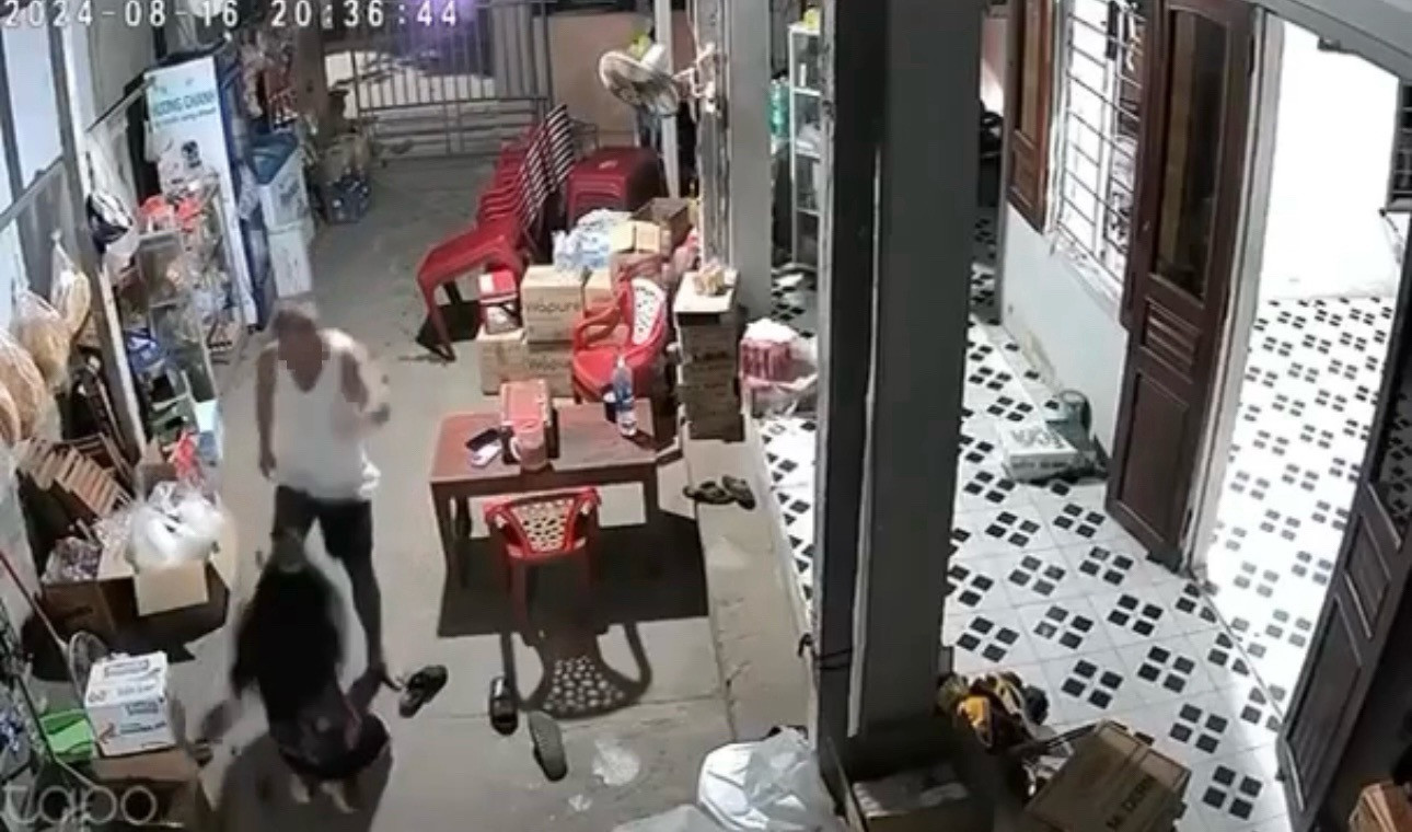 Người chồng đánh vợ tới tấp, mặc cho người vợ quỳ lạy van xin. Ảnh cắt từ Clip Người chồng đánh vợ tới tấp, mặc cho người vợ quỳ lạy van xin. Ảnh cắt từ Clip