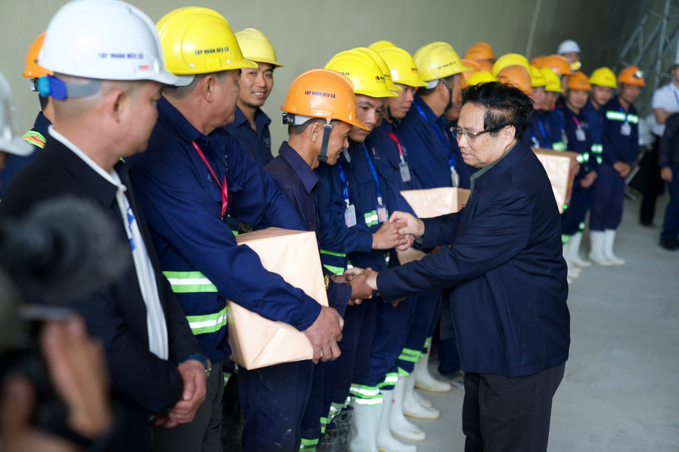 Thủ tướng thăm hỏi, tặng quà cho công nhân thi công dự án cao tốc Quảng Ngãi - Hoài Nhơn.