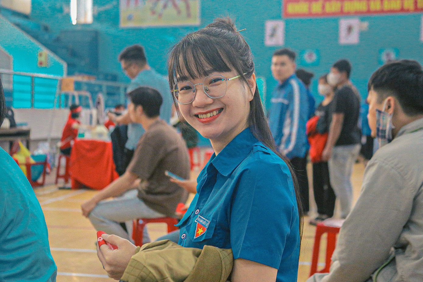 “Do lần đầu tiên hiến máu, em hơi lo sợ nhưng sau khi hiến xong 250ml máu, bây giờ, em thấy khỏe mạnh, bình thường. Nghĩ đến việc máu của mình sẽ được dùng để cứu người là em thấy vui hơn, vượt qua được nỗi sợ hãi và sẽ tiếp tục hiến máu trong những lần sau”, em Linh chia sẻ.