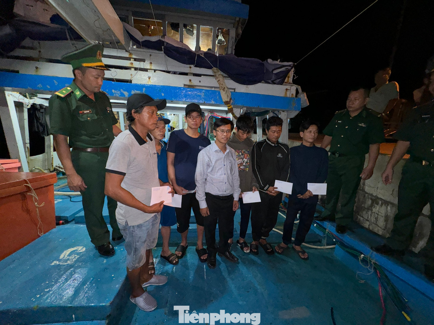 Ông Ung Đình Hiền - Phó Chủ tịch UBND huyện Bình Sơn thăm hỏi động viên ngư dân. Ông Ung Đình Hiền - Phó Chủ tịch UBND huyện Bình Sơn thăm hỏi động viên ngư dân.