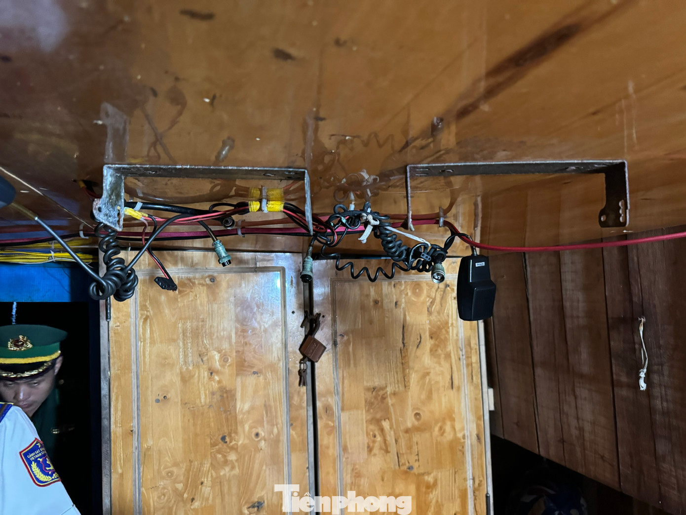 Tất cả các thiết bị trên tàu cá QNg 95739 TS bị lấy sạch. Tất cả các thiết bị trên tàu cá QNg 95739 TS bị lấy sạch.