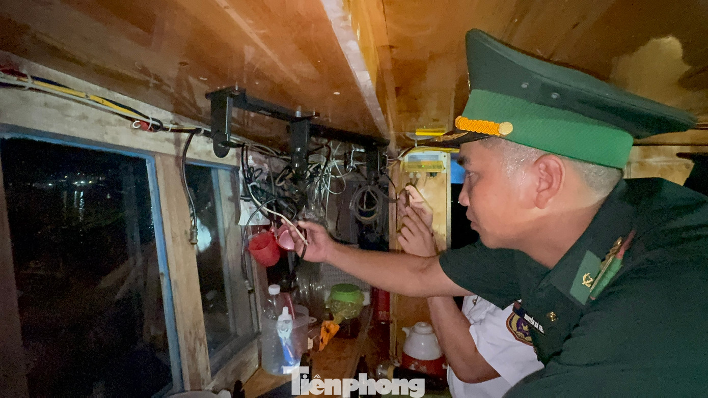 Tất cả các thiết bị trên tàu cá QNg 95739 TS bị lấy sạch. Tất cả các thiết bị trên tàu cá QNg 95739 TS bị lấy sạch.