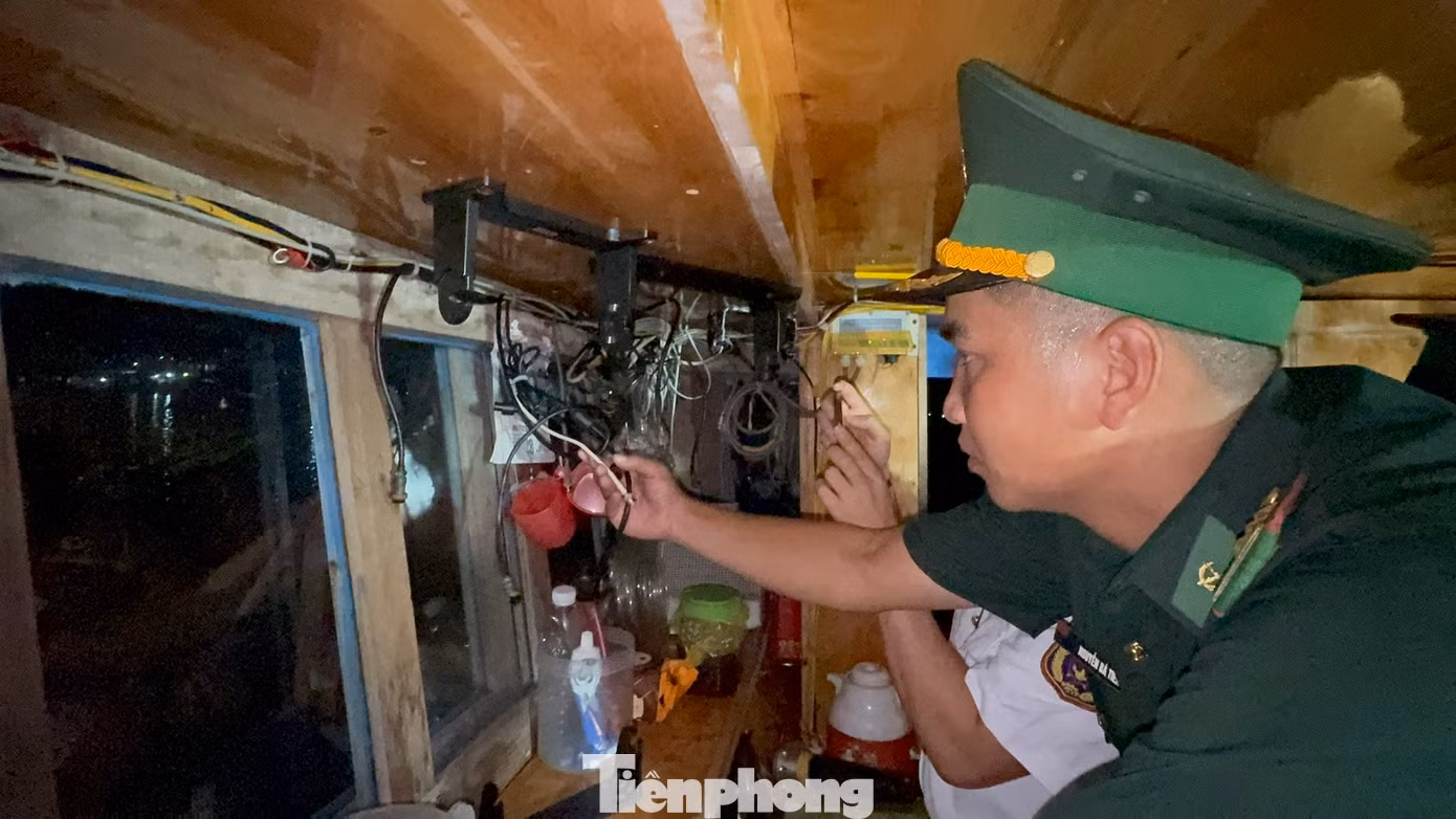 Tất cả các thiết bị trên tàu cá QNg 95739 TS bị lấy sạch. Tất cả các thiết bị trên tàu cá QNg 95739 TS bị lấy sạch.