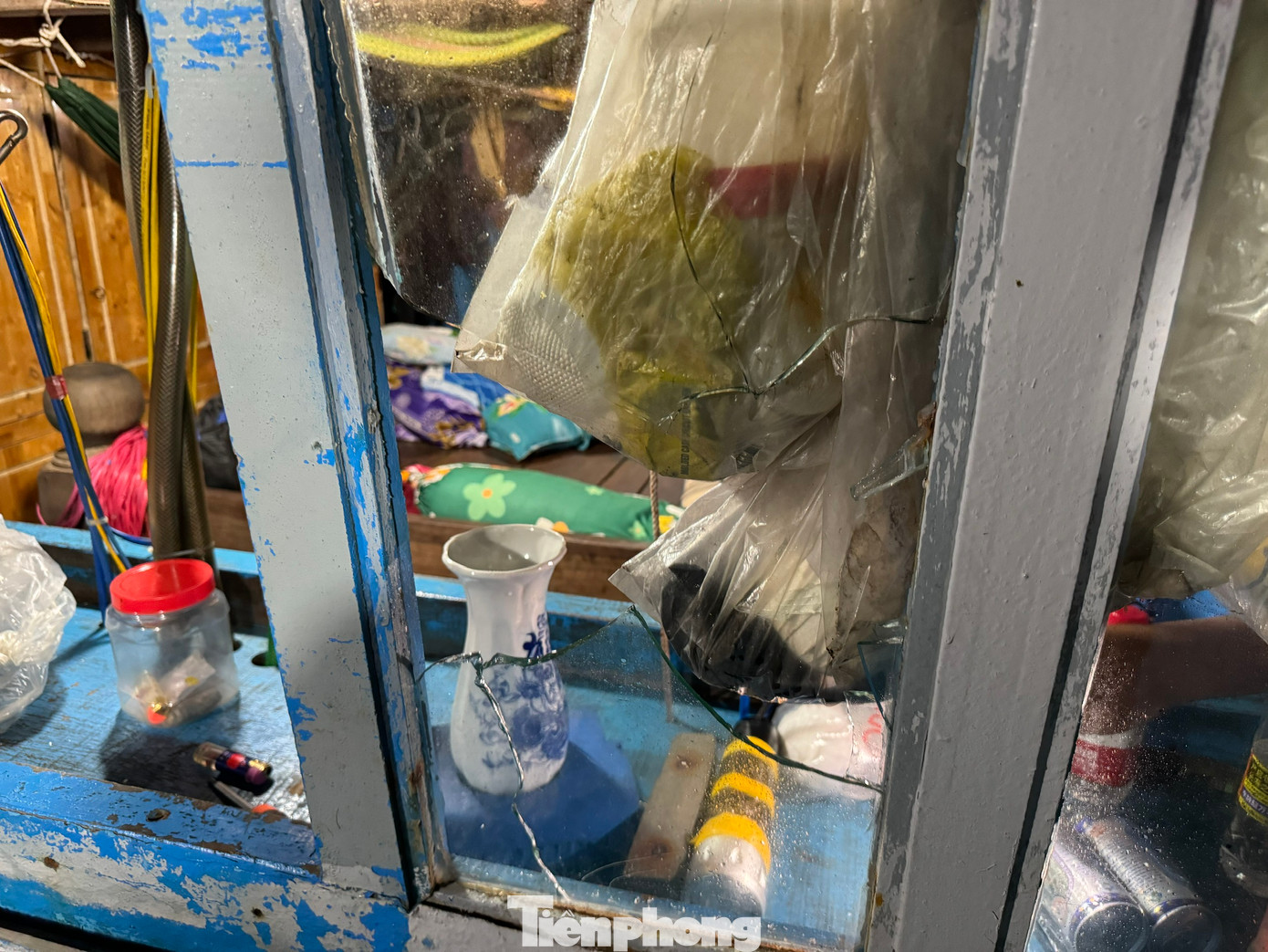 Tất cả các thiết bị trên tàu cá QNg 95739 TS bị lấy sạch. Tất cả các thiết bị trên tàu cá QNg 95739 TS bị lấy sạch.