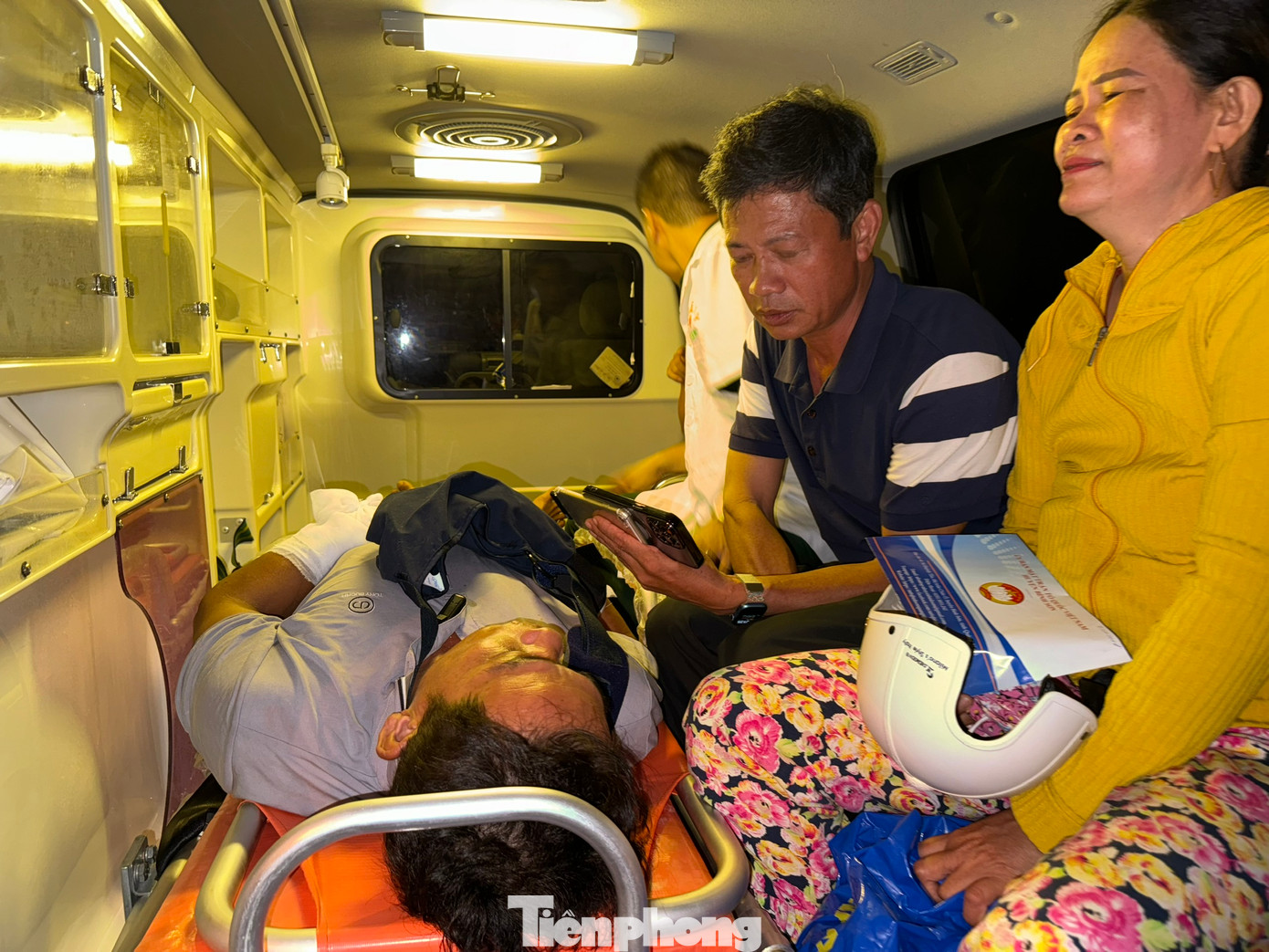 Ngư dân Nguyễn Tiến Công bị gãy tay được đưa lên xe cấp cứu. Ngư dân Nguyễn Tiến Công bị gãy tay được đưa lên xe cấp cứu.
