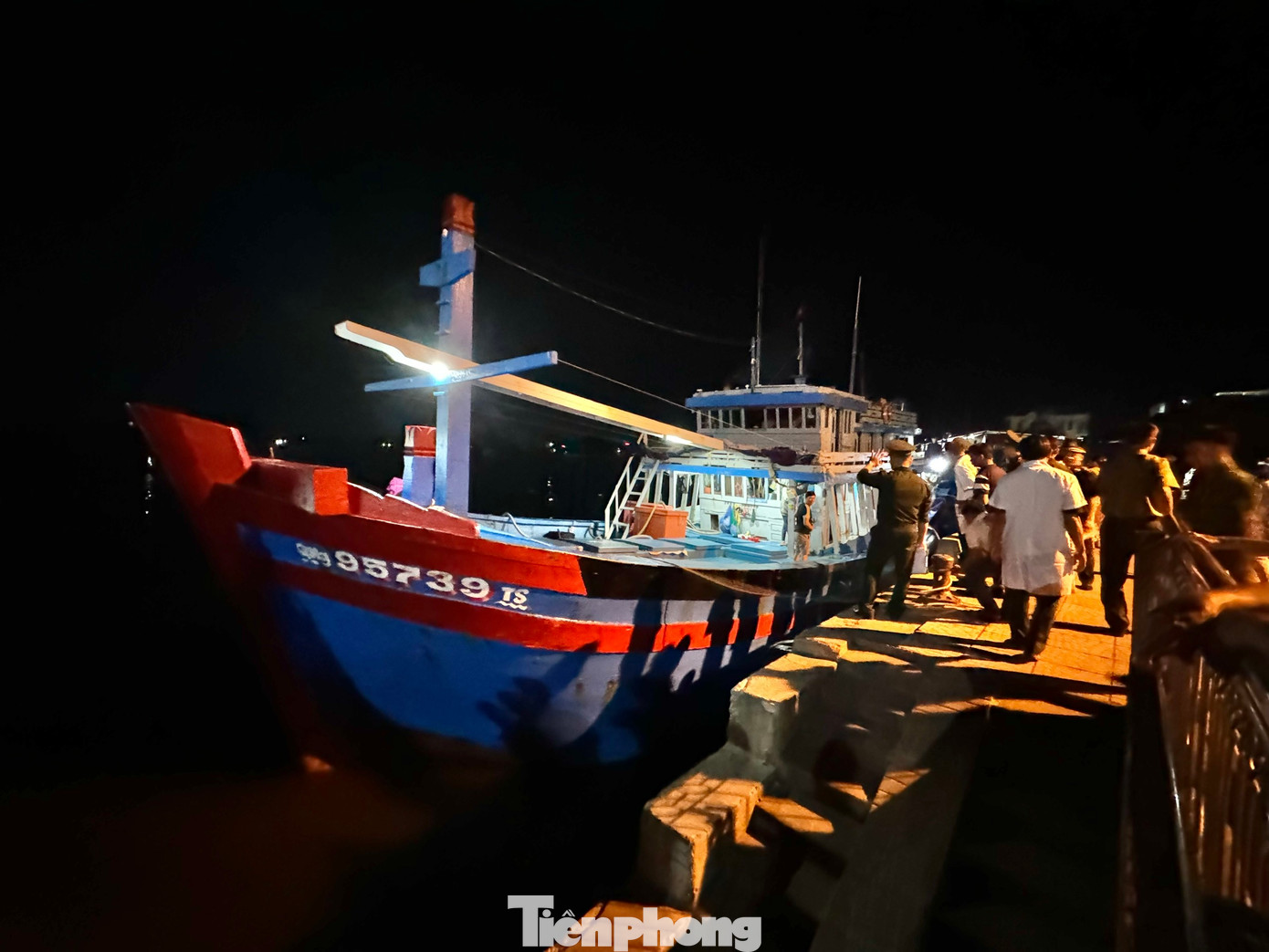 Tàu cá QNg 95739 TS về bờ sau chuyến biển đầy kinh hoàng. Tàu cá QNg 95739 TS về bờ sau chuyến biển đầy kinh hoàng.