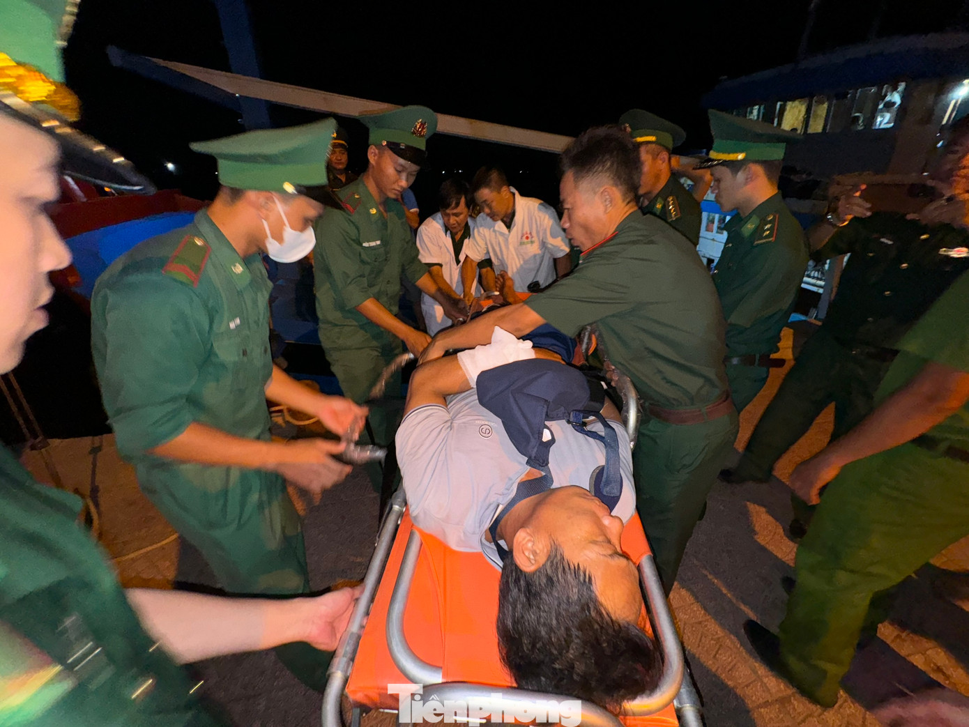 Ngư dân Nguyễn Tiến Công bị gãy tay được đưa lên xe cấp cứu. Ngư dân Nguyễn Tiến Công bị gãy tay được đưa lên xe cấp cứu.