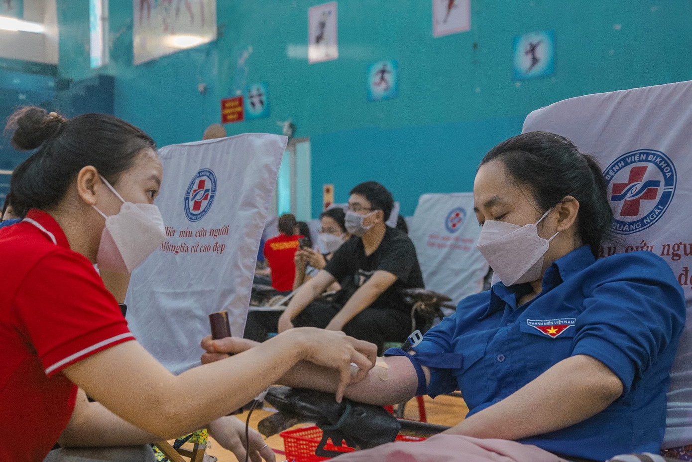 Hàng trăm bạn trẻ tham gia hiến máu tại ngày hội Chủ nhật Đỏ.