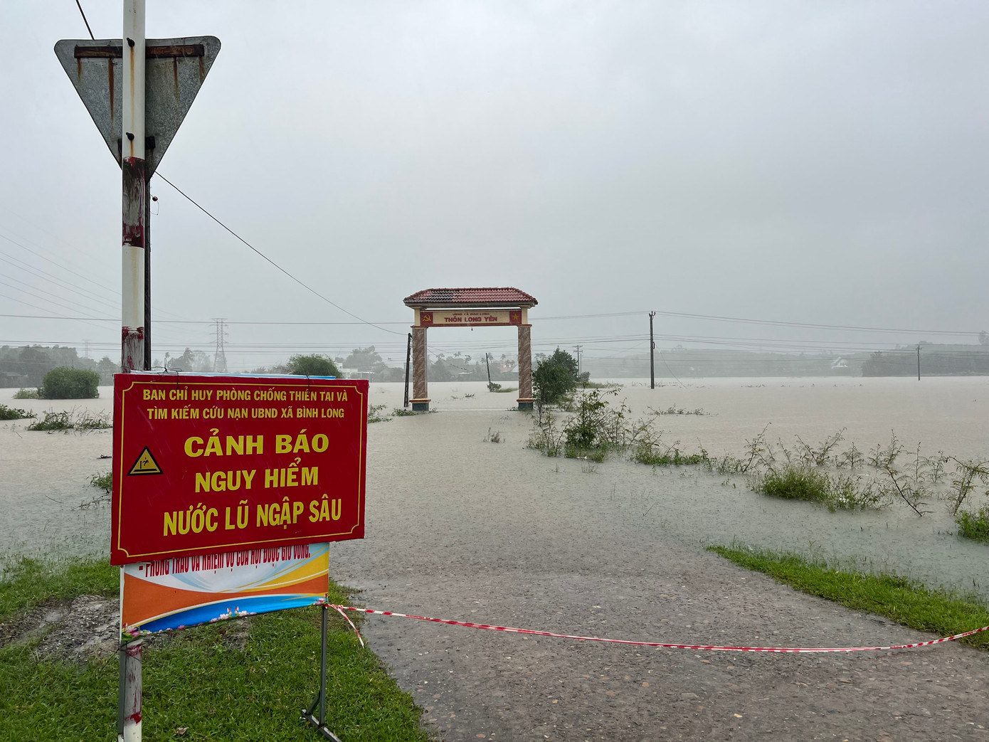 Nhiều khu vực ở huyện Bình Sơn bị ngập sâu đã được cắm biển báo. Nhiều khu vực ở huyện Bình Sơn bị ngập sâu đã được cắm biển báo.