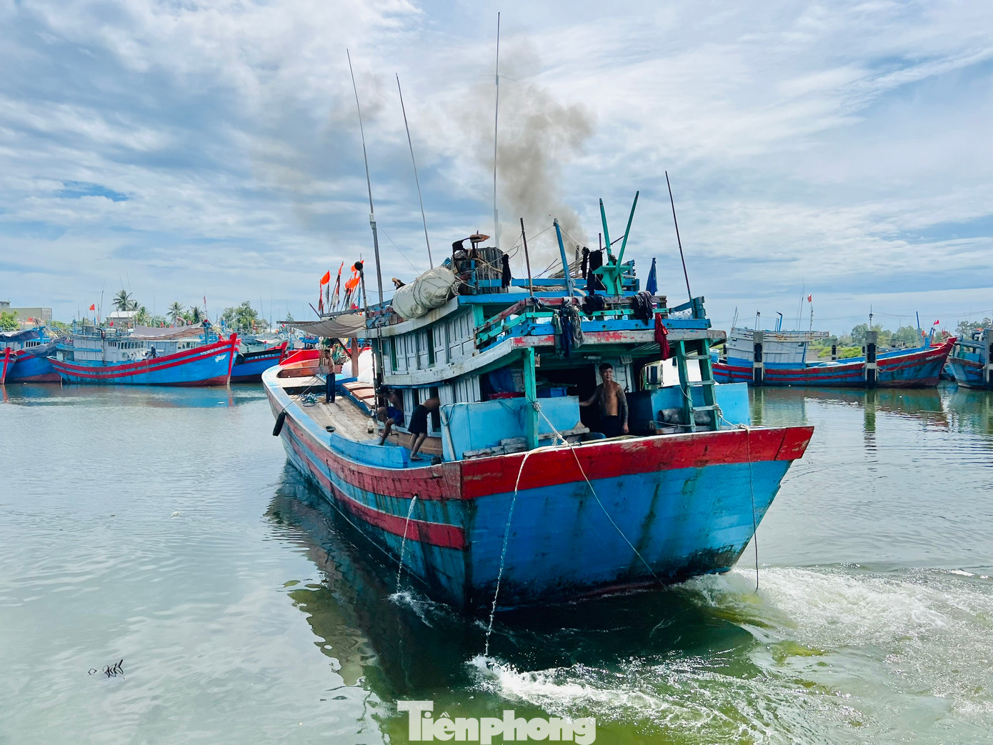 Đang nạp nhiên liệu cho chuyến ra khơi ở Hoàng Sa, ngư dân Trần Ba (trú xã Nghĩa An, TP Quảng Ngãi – chủ tàu cá QNg 90753 TS) cho biết, riêng nhiên liệu cho một chuyến ra khơi đã chiếm hơn một nửa. Nhiên liệu tăng giá cũng đồng nghĩa mỗi lần ra khơi của ngư dân thêm phần nặng nề hơn. (Ảnh: Nguyễn Ngọc).