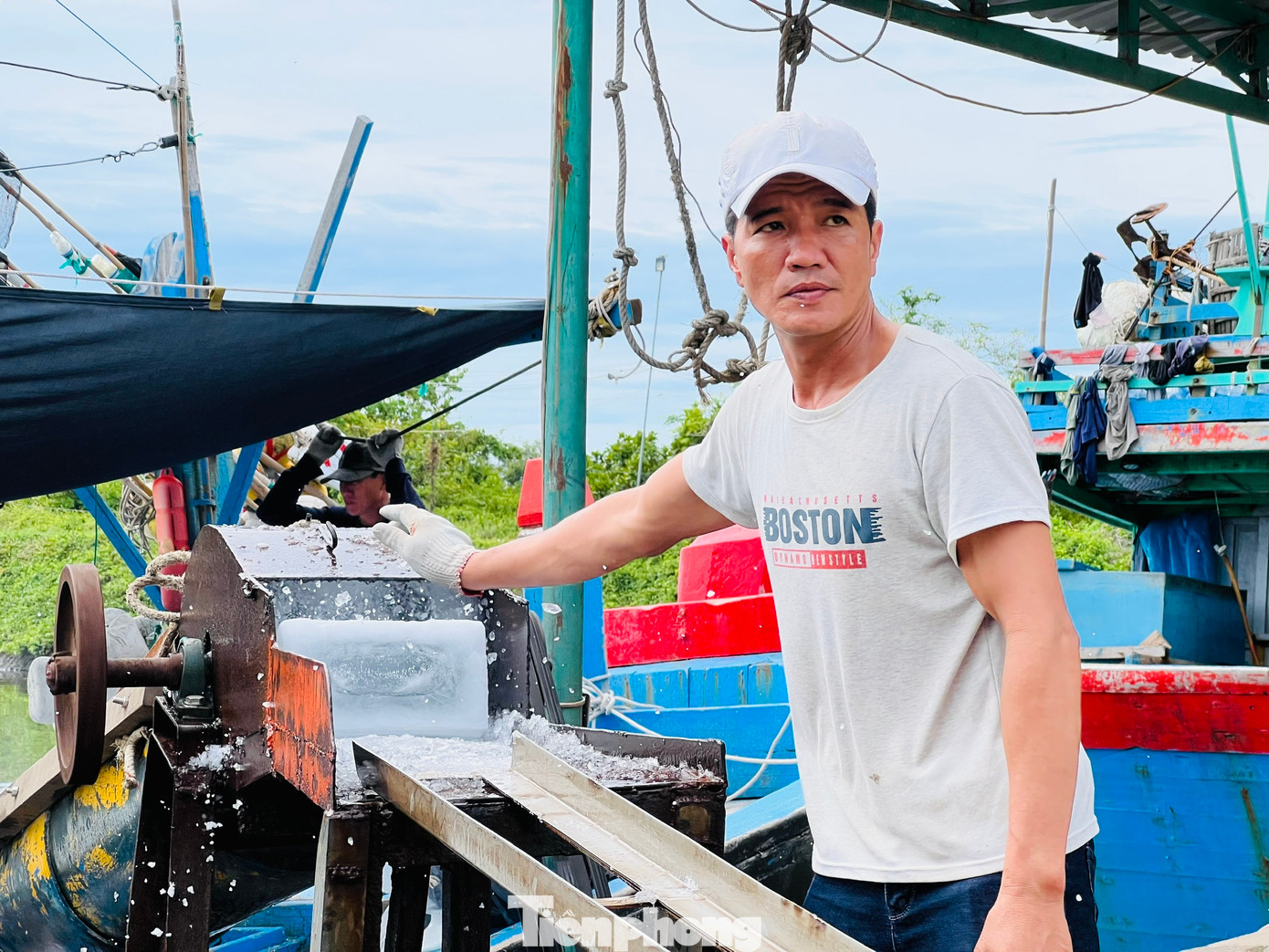 Không chỉ chi phí nhiên liệu mà hàng loạt chi phí khác cũng sẽ tăng theo như tiền nước đá, thực phẩm, rồi tiền công lao động của thuyền viên cũng theo đó mà tăng theo. (Ảnh: Nguyễn Ngọc).