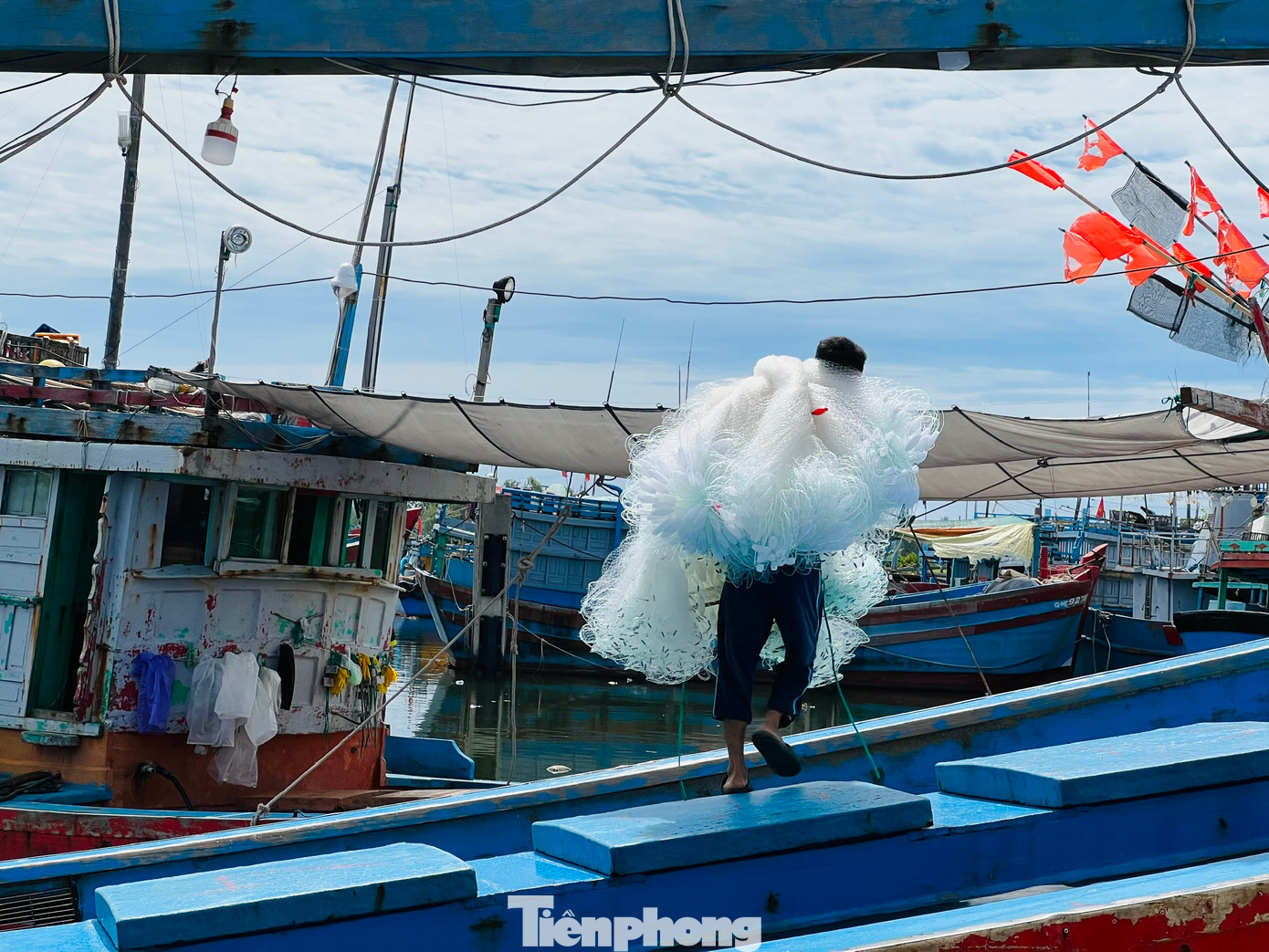 Đang nạp nhiên liệu cho chuyến ra khơi ở Hoàng Sa, ngư dân Trần Ba (trú xã Nghĩa An, TP Quảng Ngãi – chủ tàu cá QNg 90753 TS) cho biết, riêng nhiên liệu cho một chuyến ra khơi đã chiếm hơn một nửa. Nhiên liệu tăng giá cũng đồng nghĩa mỗi lần ra khơi của ngư dân thêm phần nặng nề hơn. (Ảnh: Nguyễn Ngọc).