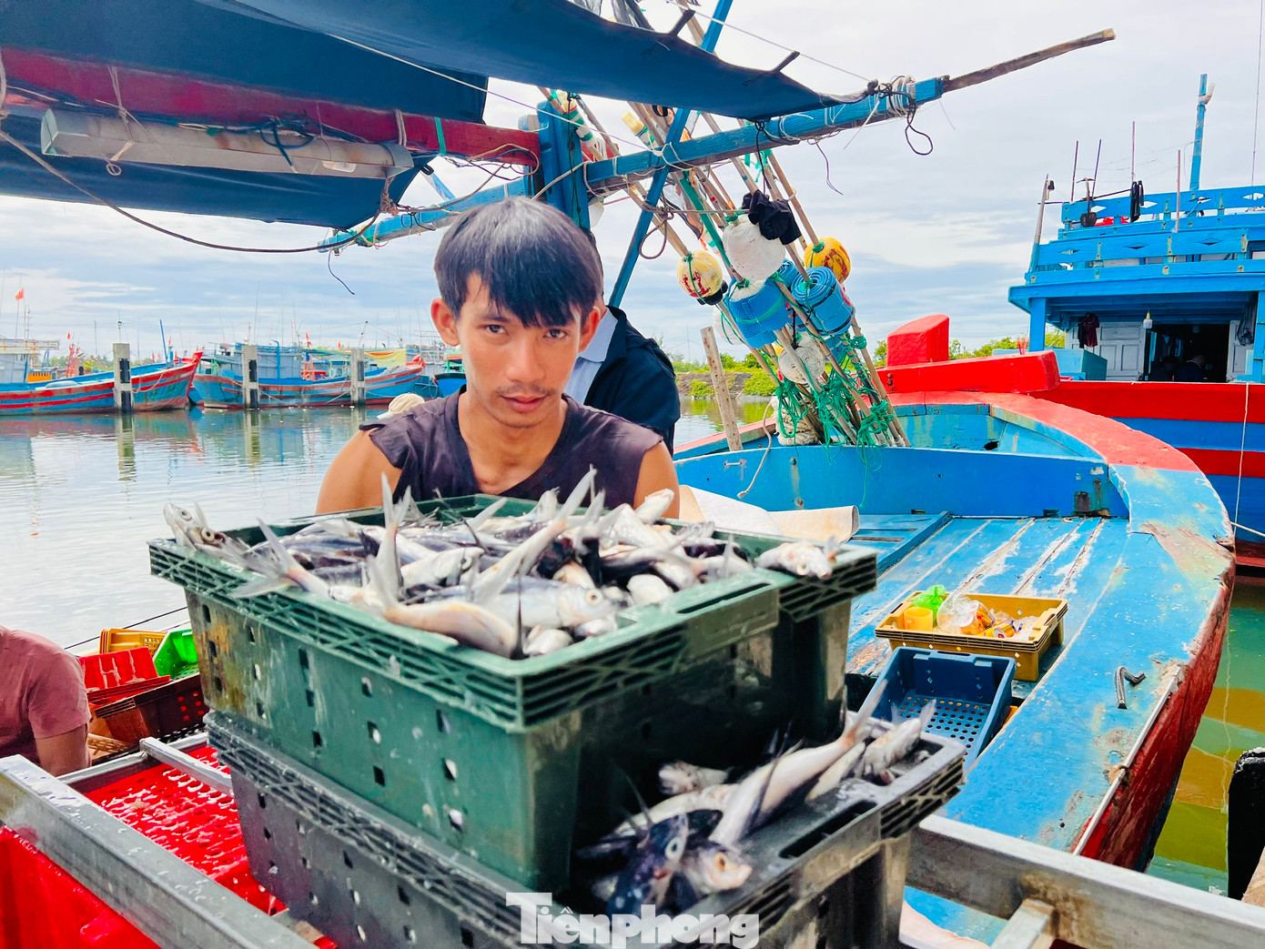 “Nguồn hải sản ngày càng cạn kiệt. Nên tàu đi biển phải đi xa hơn, dài ngày hơn, dẫn đến phí xăng dầu cũng đội lên. Nếu giá nhiên liệu cứ tăng với đà này ngư dân chúng tôi xác định ra khơi đánh bắt chắc chắn sẽ lỗ và có nguy cơ cho tàu nằm bờ”, ngư dân Ba bộc bạch. (Ảnh: Nguyễn Ngọc).