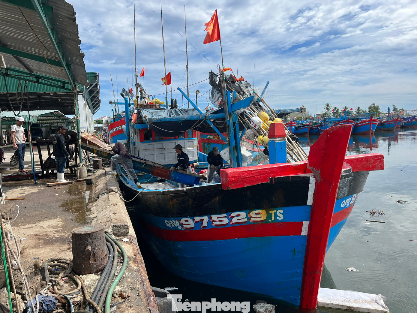 Theo nhiều chủ tàu cá đánh bắt xa bờ ở Quảng Ngãi, chi phí xăng, dầu chiếm hơn 50% của mỗi chuyến ra khơi. Trong khi, sản lượng đánh bắt, giá hải sản giảm đã làm cho nhiều chủ tàu vươn khơi với nỗi lo lỗ vốn. (Ảnh: Nguyễn Ngọc).