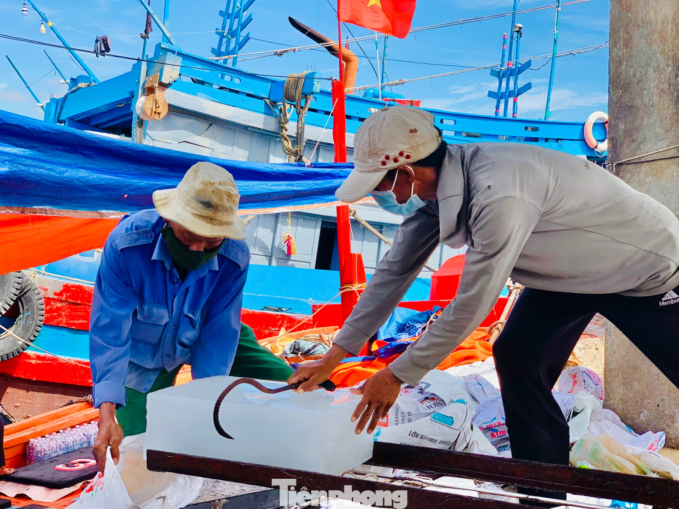 Đang nạp nhiên liệu cho chuyến ra khơi ở Hoàng Sa, ngư dân Trần Ba (trú xã Nghĩa An, TP Quảng Ngãi – chủ tàu cá QNg 90753 TS) cho biết, riêng nhiên liệu cho một chuyến ra khơi đã chiếm hơn một nửa. Nhiên liệu tăng giá cũng đồng nghĩa mỗi lần ra khơi của ngư dân thêm phần nặng nề hơn. (Ảnh: Nguyễn Ngọc).