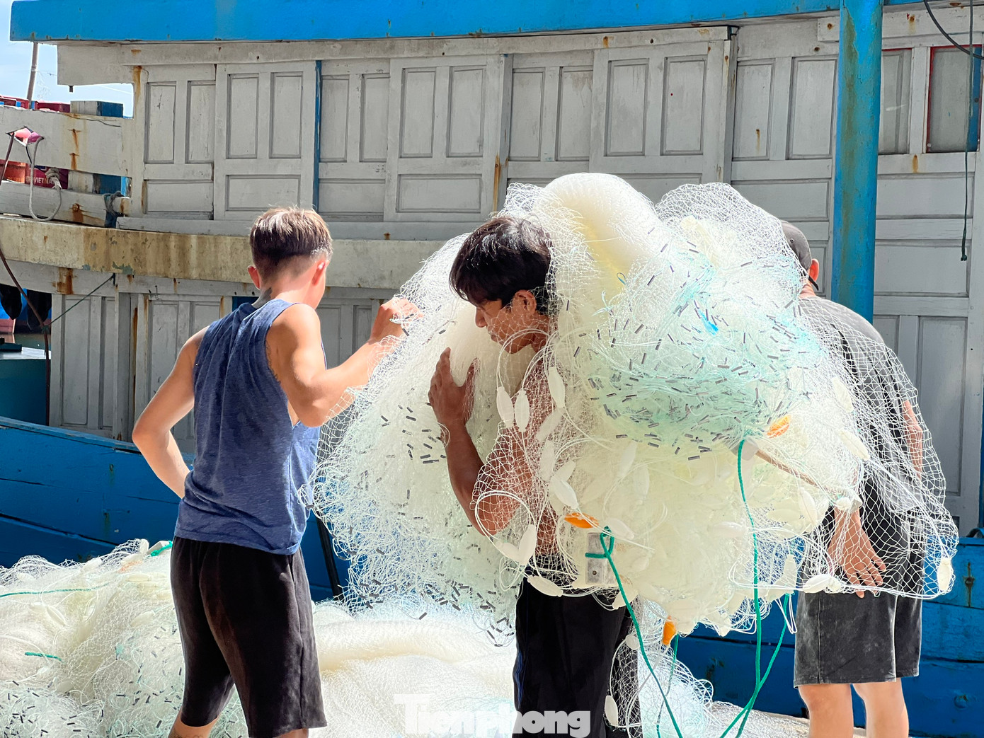 Đang nạp nhiên liệu cho chuyến ra khơi ở Hoàng Sa, ngư dân Trần Ba (trú xã Nghĩa An, TP Quảng Ngãi – chủ tàu cá QNg 90753 TS) cho biết, riêng nhiên liệu cho một chuyến ra khơi đã chiếm hơn một nửa. Nhiên liệu tăng giá cũng đồng nghĩa mỗi lần ra khơi của ngư dân thêm phần nặng nề hơn. (Ảnh: Nguyễn Ngọc).