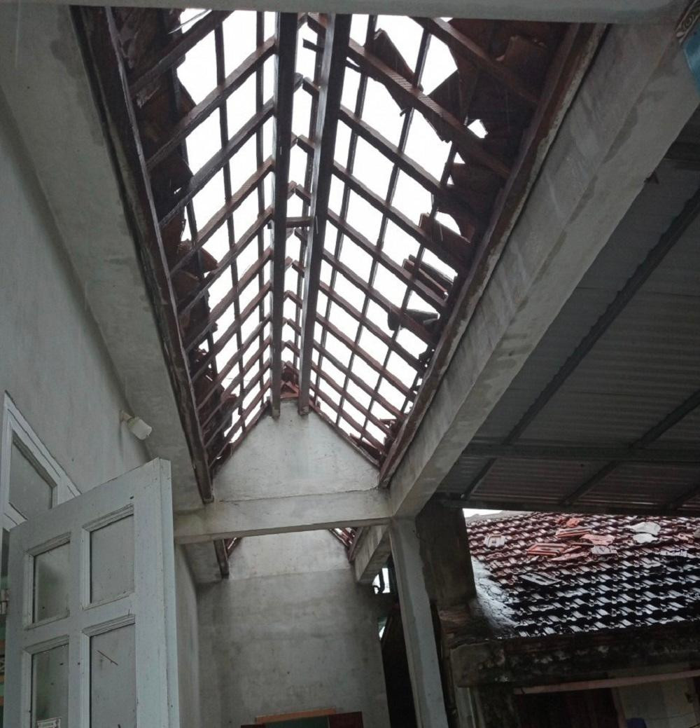 Ngói tốc bay, rơi xuống, vỡ đồ đạc trong nhà. Ngói tốc bay, rơi xuống, vỡ đồ đạc trong nhà.