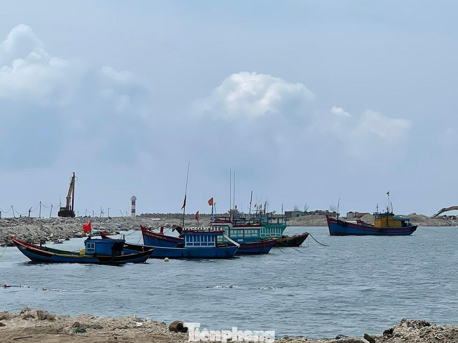 Công trình dang dở khiến việc ra vào, neo đậu của tàu thuyền gặp nhiều khó khăn đặc biệt là khi có gió bão. Ảnh: Nguyễn Ngọc Công trình dang dở khiến việc ra vào, neo đậu của tàu thuyền gặp nhiều khó khăn đặc biệt là khi có gió bão. Ảnh: Nguyễn Ngọc