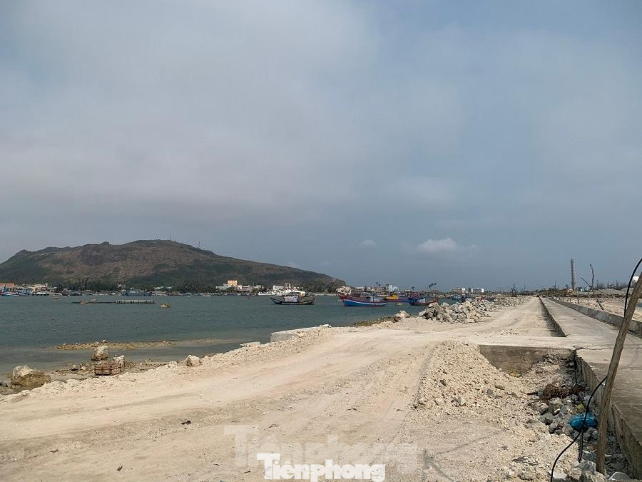 Công trình hiện đang gặp nhiều vướng mắt, ngổn ngang cần được xử lý và không thể hoàn thành trong năm 2021 theo kế hoạch. Ảnh: Nguyễn Ngọc Công trình hiện đang gặp nhiều vướng mắt, ngổn ngang cần được xử lý và không thể hoàn thành trong năm 2021 theo kế hoạch. Ảnh: Nguyễn Ngọc