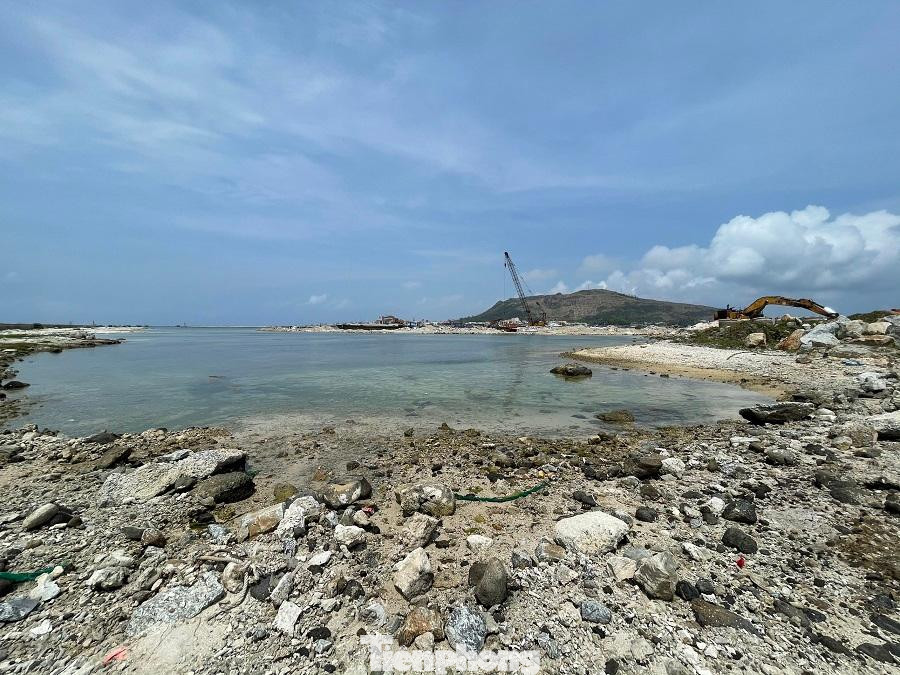 Mặt nước ngổn ngang. Ảnh: Nguyễn Ngọc Mặt nước ngổn ngang. Ảnh: Nguyễn Ngọc