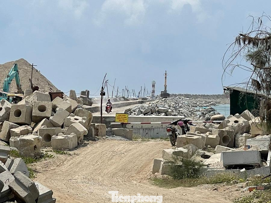 Ngổn ngang bê tông, đất đá. Ảnh: Nguyễn Ngọc Ngổn ngang bê tông, đất đá. Ảnh: Nguyễn Ngọc