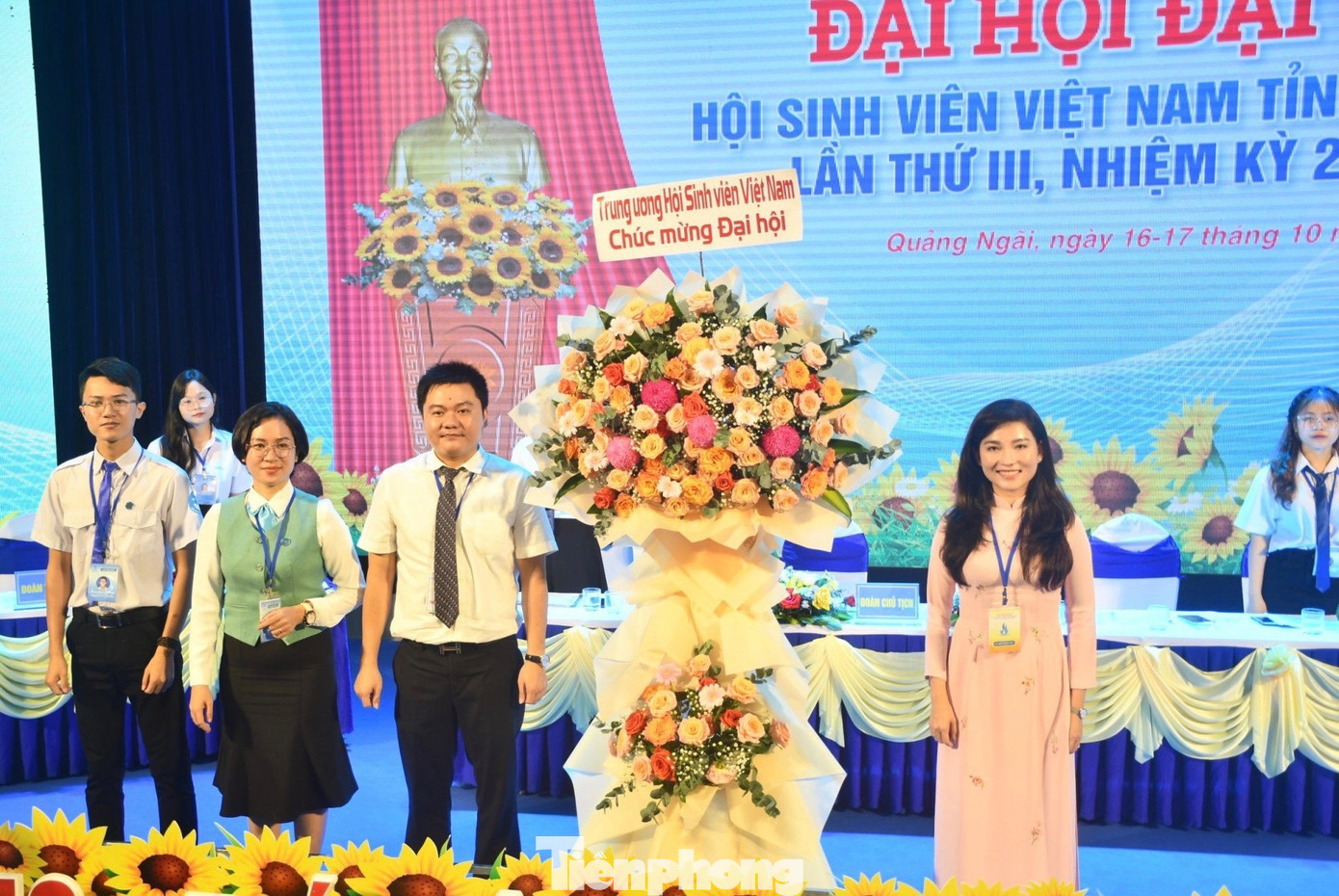 Thay mặt T.Ư Hội Sinh viên Việt Nam, Phó Chủ tịch thường trực T.Ư Hội Sinh viên Việt Nam Hồ Hồng Nguyên tặng hoa chúc mừng đại hội. Thay mặt T.Ư Hội Sinh viên Việt Nam, Phó Chủ tịch thường trực T.Ư Hội Sinh viên Việt Nam Hồ Hồng Nguyên tặng hoa chúc mừng đại hội.