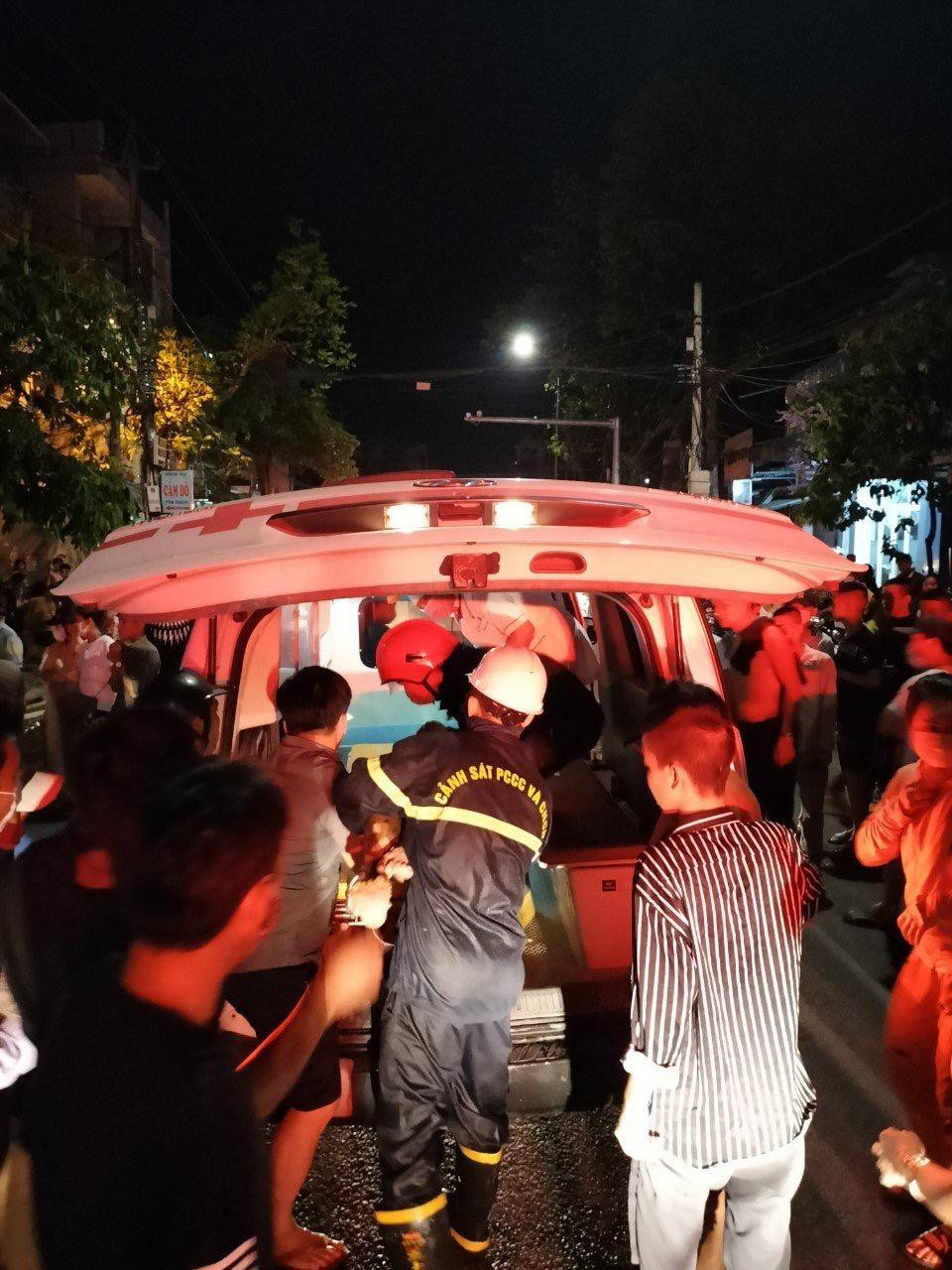 Lực lượng chức năng Quảng Ngãi nỗ lực cứu người bị nạn. Ảnh: N.N Lực lượng chức năng Quảng Ngãi nỗ lực cứu người bị nạn. Ảnh: N.N