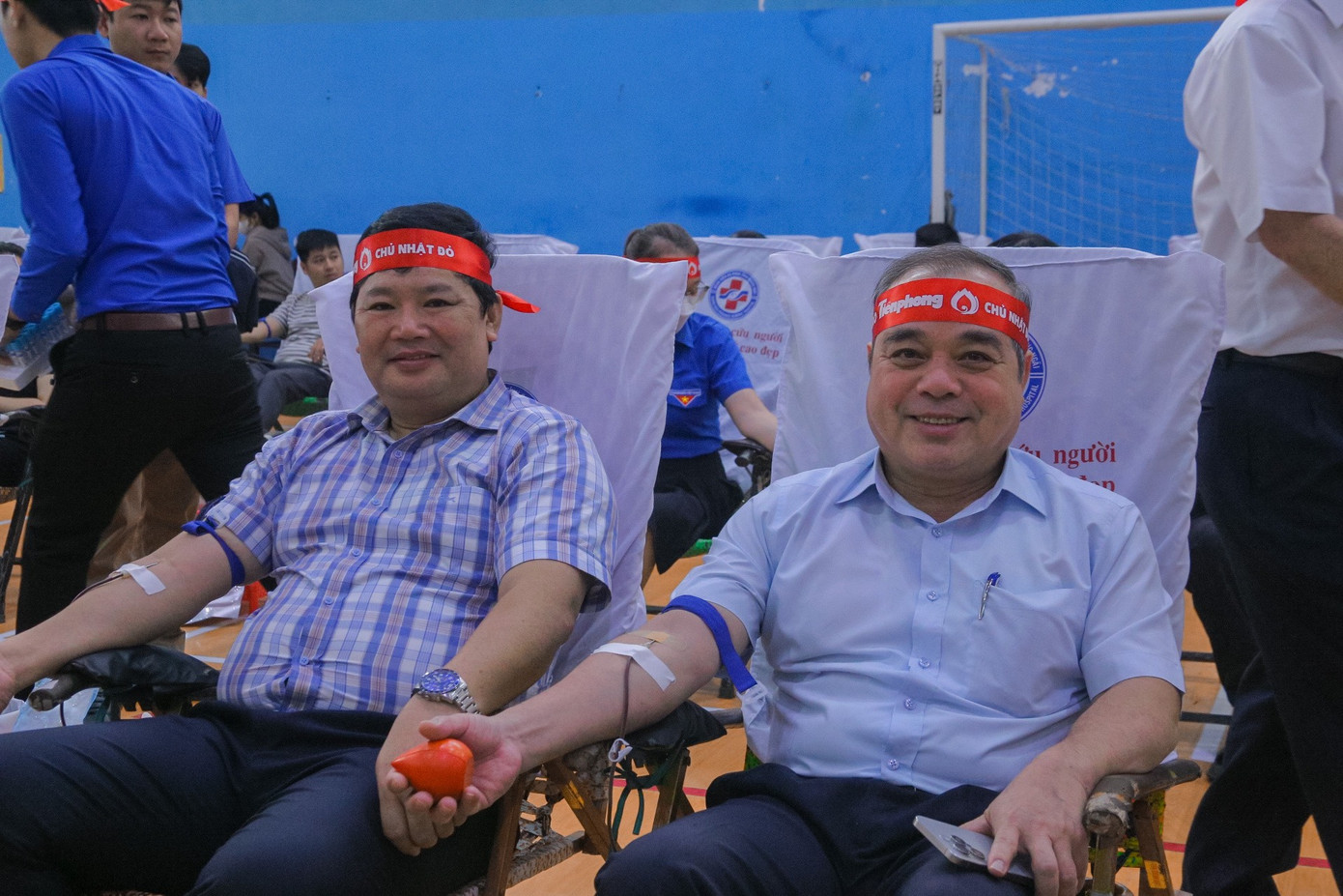 Đặc biệt, Phó Chủ tịch Thường trực HĐND tỉnh Nguyễn Cao Phúc - Phó Chủ tịch Thường trực UBND tỉnh-Trưởng ban BCĐ Vận động Hiến máu tình nguyện tỉnh Quảng Ngãi Trần Hoàng Tuấn, bà Hà Thị Anh Thư - Phó Trưởng Ban thường trực Ban Dân vận Tỉnh ủy cùng lãnh đạo các Sở, ngành đã tham gia hiến máu tình nguyện, với thể tích 350mL mỗi người.