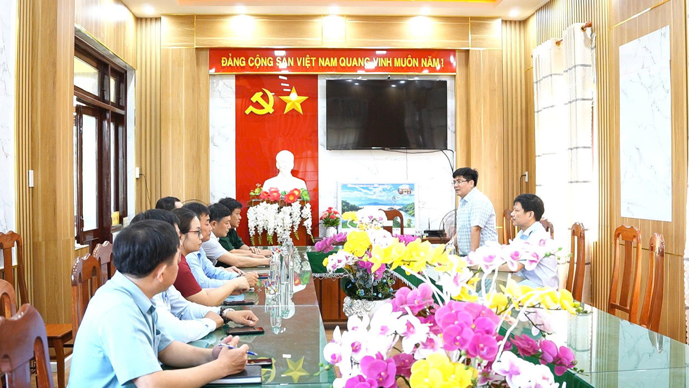 Lãnh đạo Sở Nội vụ kiểm tra, khảo sát tại trụ sở UBND xã Hành Dũng, dự kiến được chọn làm trụ sở làm việc của xã Phước Giang. Lãnh đạo Sở Nội vụ kiểm tra, khảo sát tại trụ sở UBND xã Hành Dũng, dự kiến được chọn làm trụ sở làm việc của xã Phước Giang.