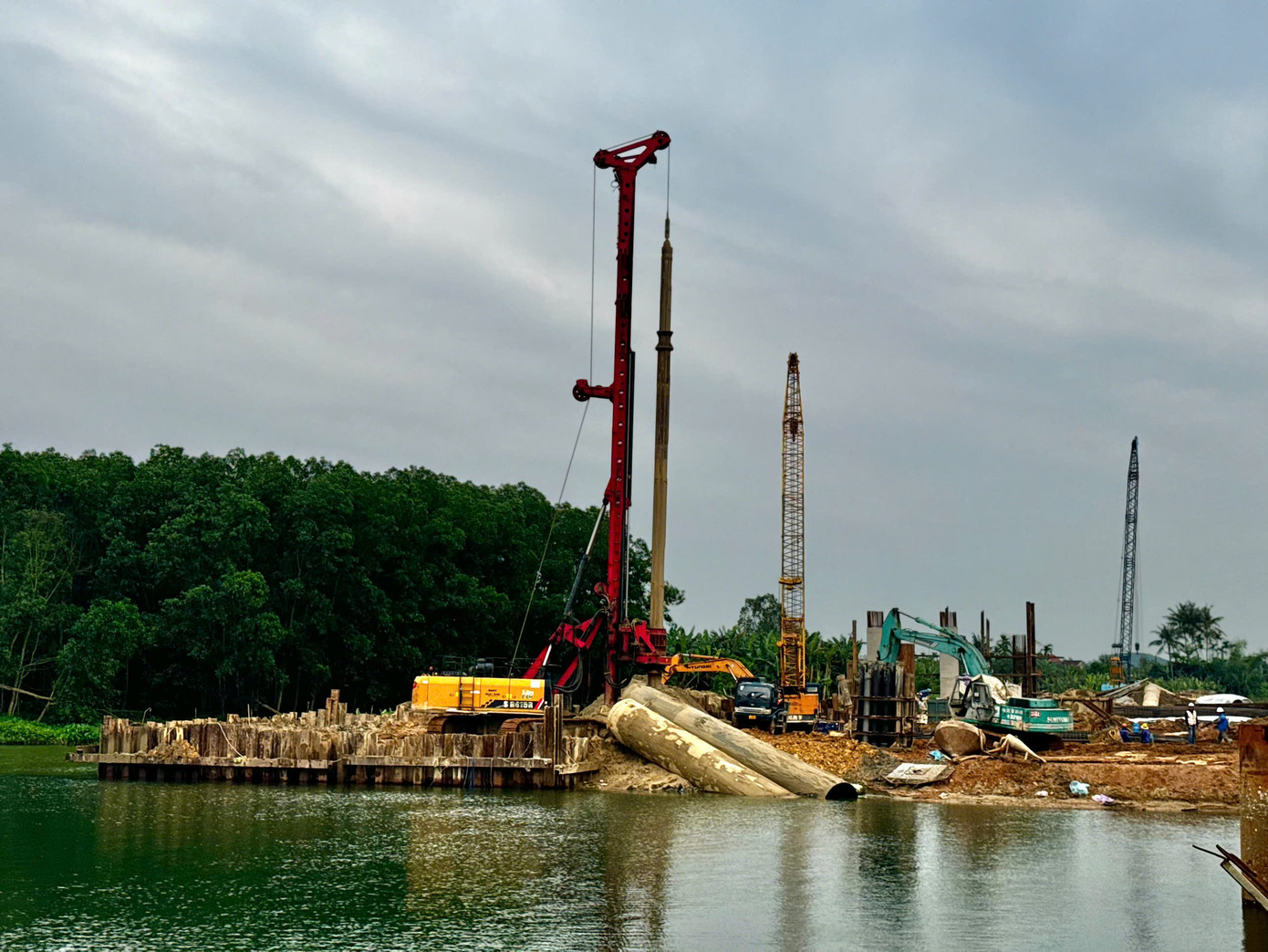 Đơn vị thi công triển khai thi công hạng mục cầu thuộc dự án Đường Hoàng Sa - Dốc Sỏi. Đơn vị thi công triển khai thi công hạng mục cầu thuộc dự án Đường Hoàng Sa - Dốc Sỏi.