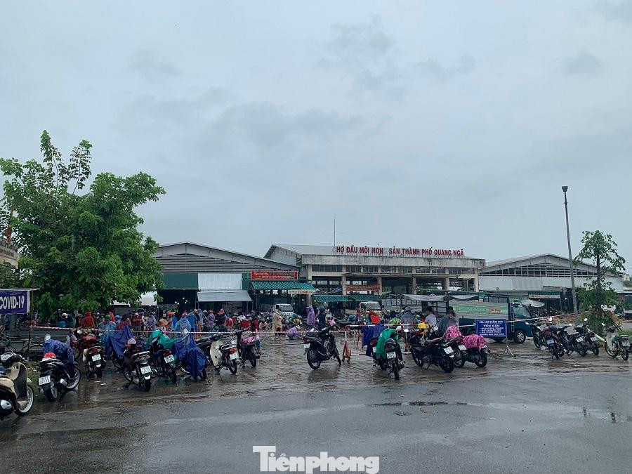 Phong tỏa chợ đầu mối nông sản Quảng Ngãi (phường Nghĩa Chánh, TP Quảng Ngãi) Phong tỏa chợ đầu mối nông sản Quảng Ngãi (phường Nghĩa Chánh, TP Quảng Ngãi)