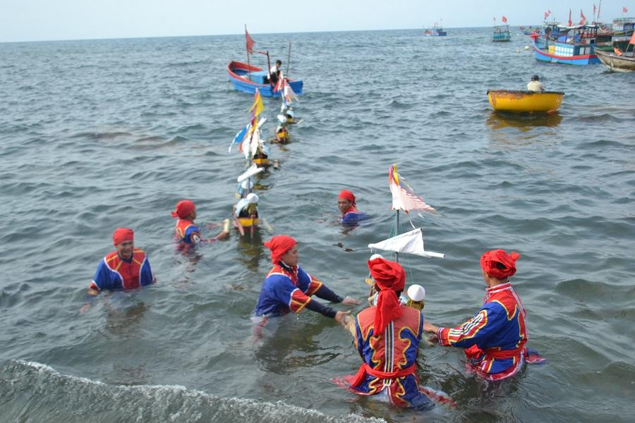 Nghi thức thả thuyền ra biển. Nghi thức thả thuyền ra biển.