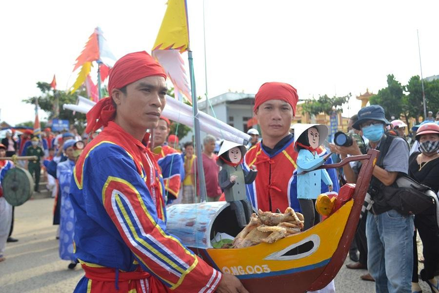 Sau lễ tế ở đình làng An Vĩnh là nghi thức thả thuyền tế ra biển. Sau lễ tế ở đình làng An Vĩnh là nghi thức thả thuyền tế ra biển.