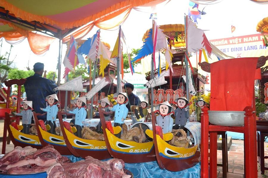 Các thuyền câu, hình nhân làm bằng giấy dùng để thức hiện nghi lễ khao lề thế lính Hoàng Sa. Các thuyền câu, hình nhân làm bằng giấy dùng để thức hiện nghi lễ khao lề thế lính Hoàng Sa.