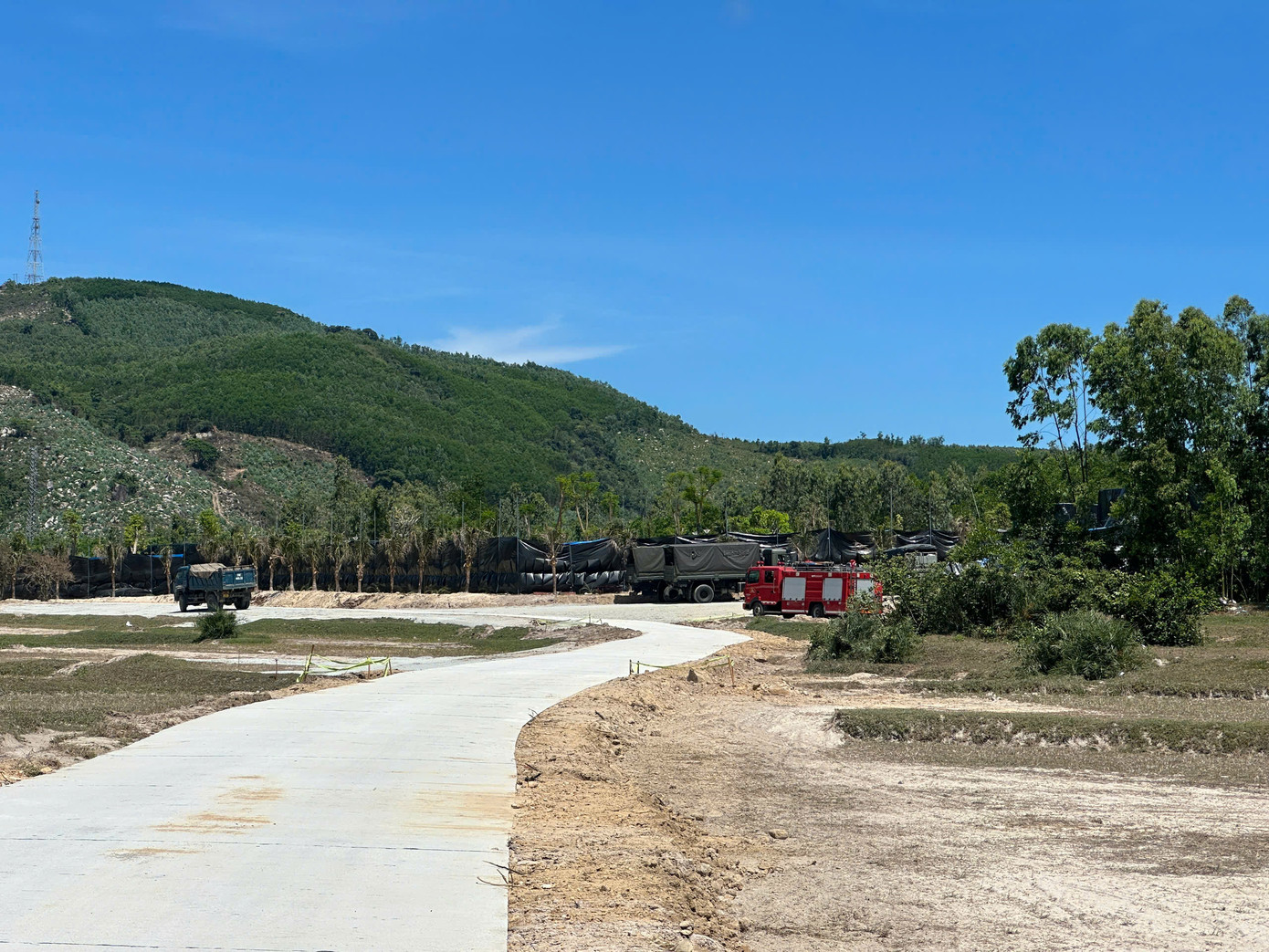 Tuyến đường bê tông dẫn đến khu mộ đã được hoàn thành.