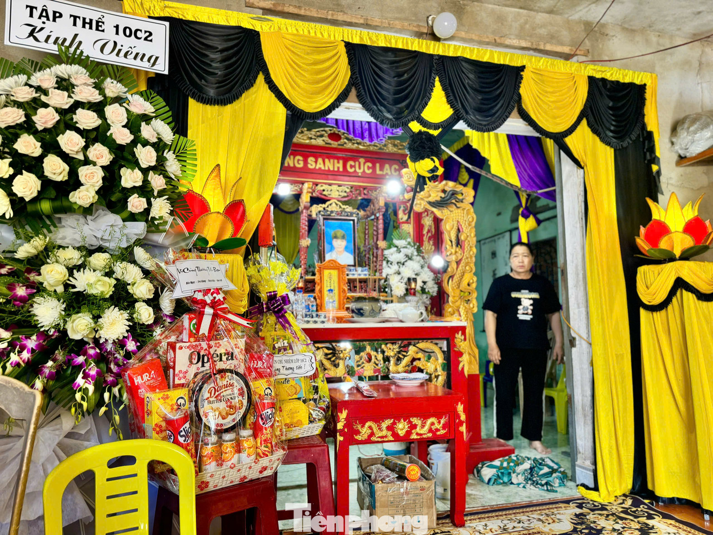 Bàn thờ vừa mới lập cho cháu L.M.K. (đứa con trai lớn - của anh Dũng và chị Oanh).