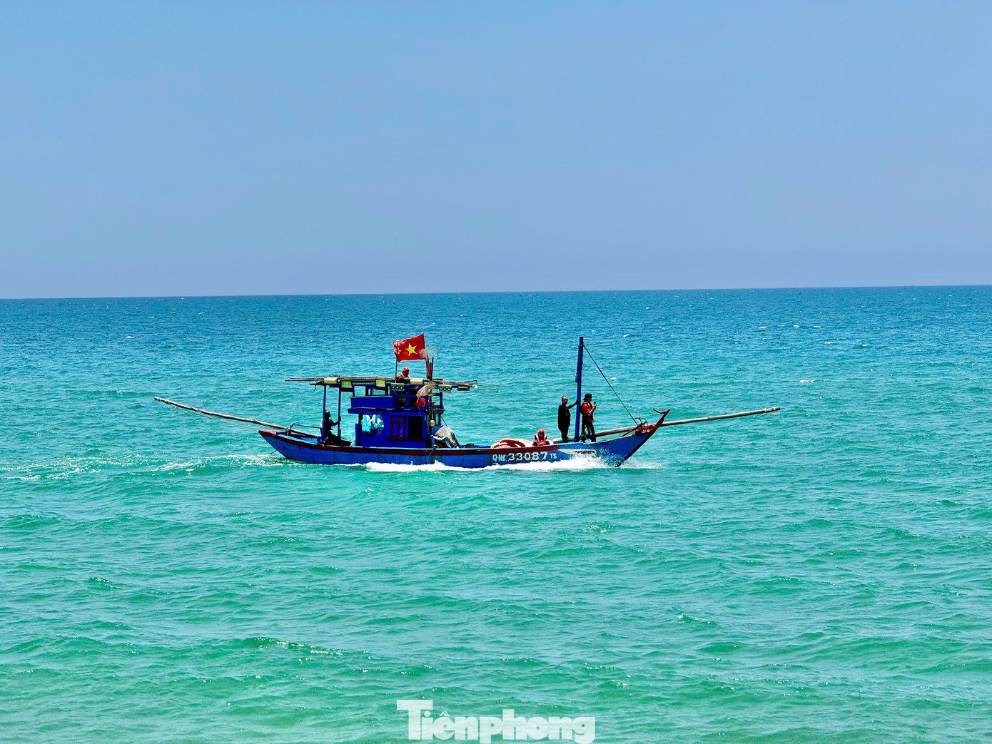 Hiện công tác tìm kiếm vẫn đang được lực lượng chức năng tiếp tục triển khai.