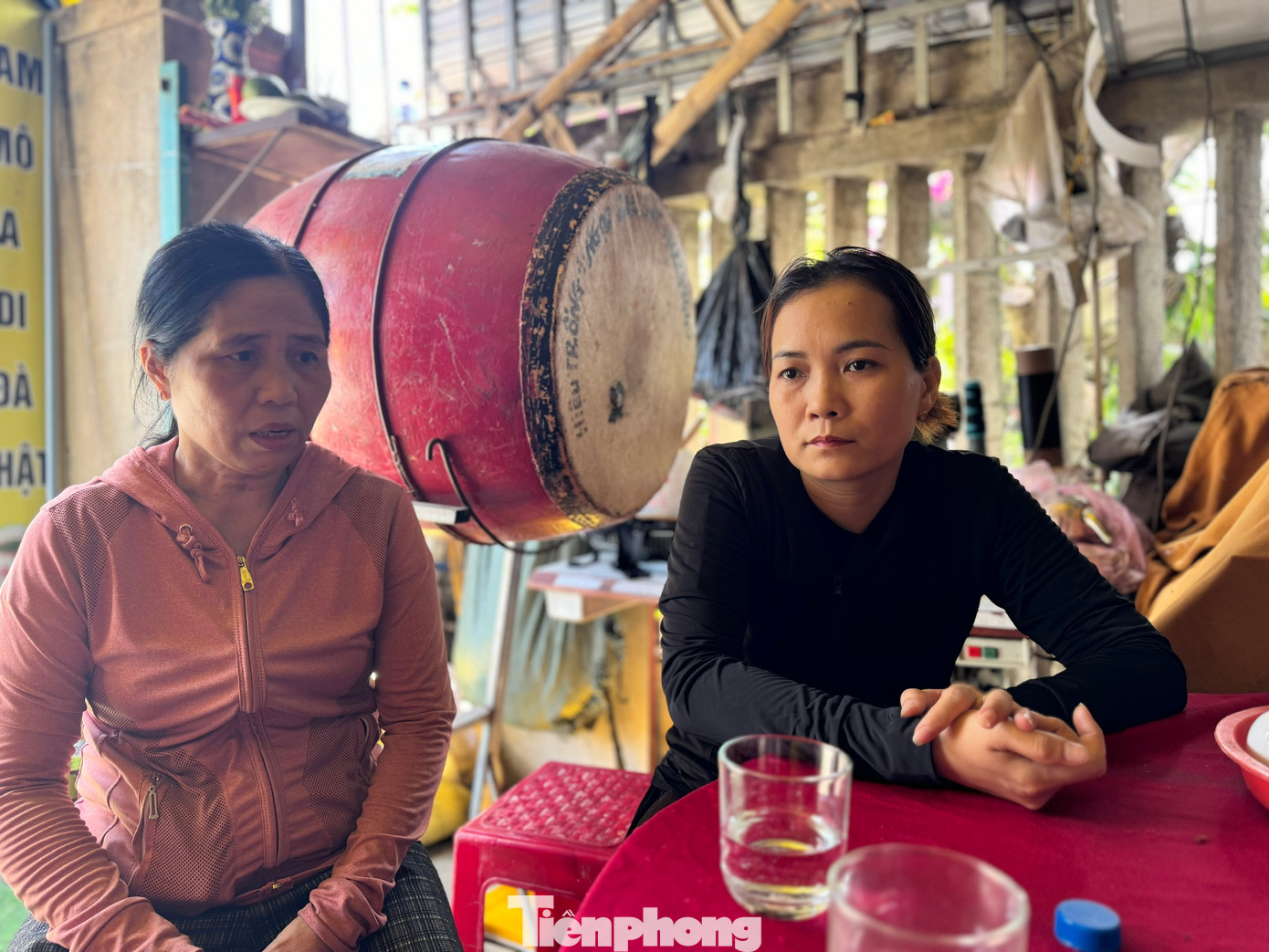 Hàng xóm đến chia buồn, động viên gia đình anh Dũng và chị Oanh.