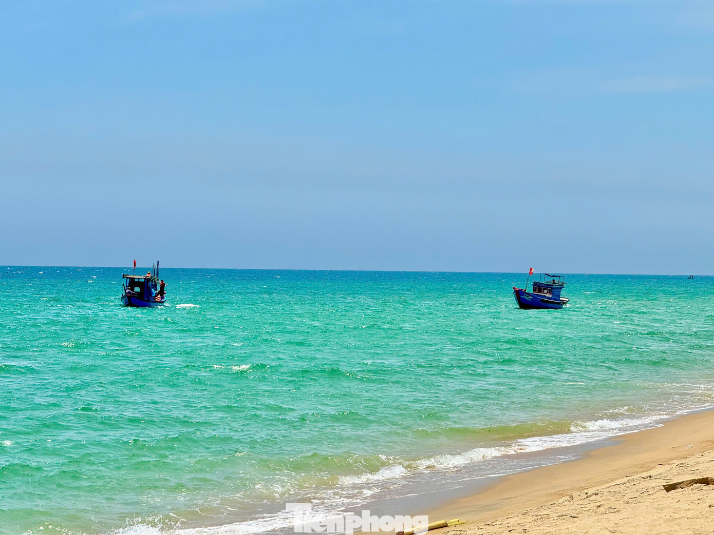 Hiện công tác tìm kiếm vẫn đang được lực lượng chức năng tiếp tục triển khai.