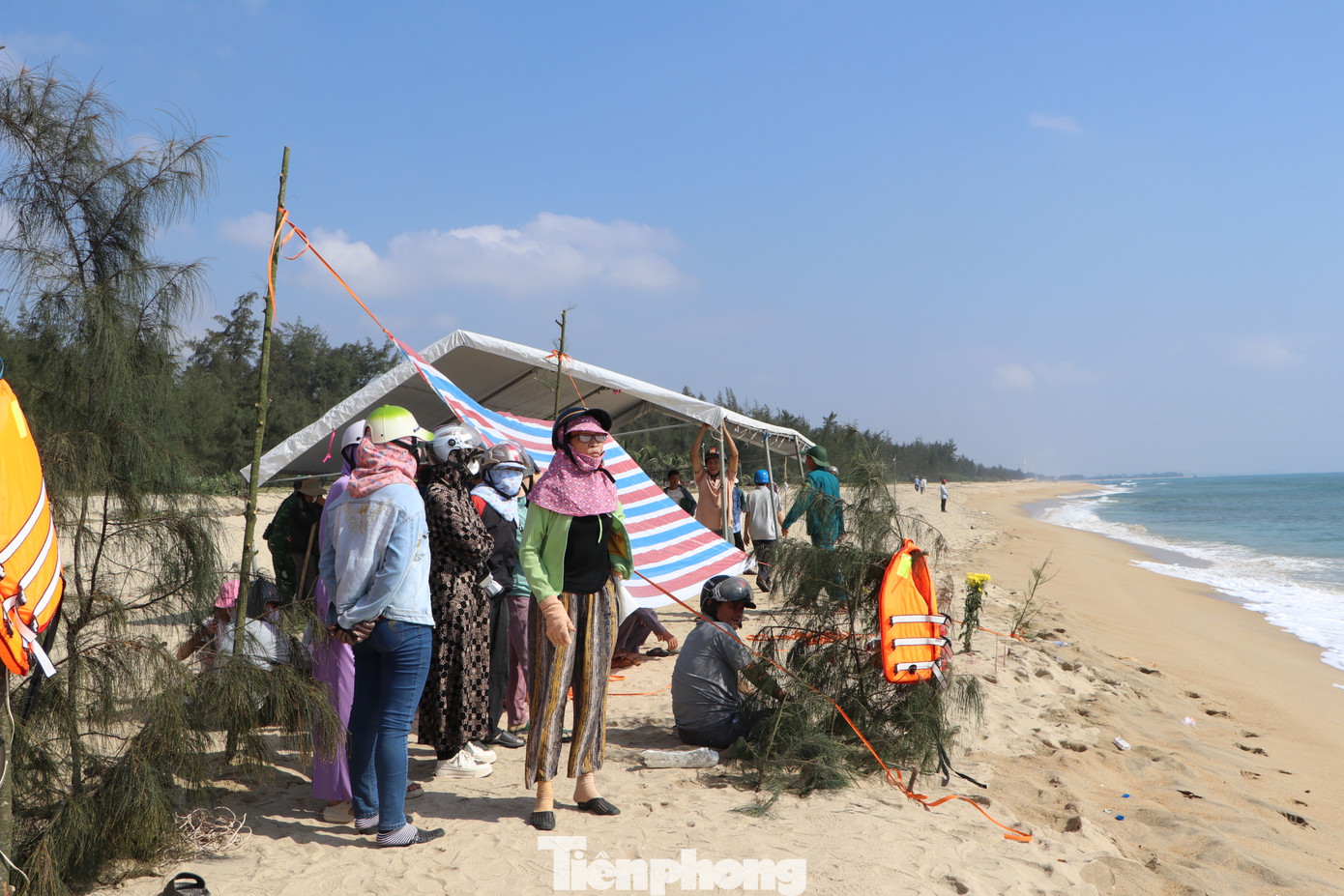 Trên bờ người nhà ngóng chờ tin tức của các em mất tích.