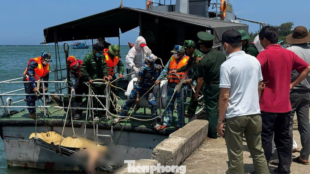 Đến trưa 3/5, thi thể em L.M.K. (16 tuổi, trú tại thôn 5, xã Đức Nhuận, huyện Mộ Đức) được tìm thấy cách nơi bị nạn khoảng 15 hải lý.