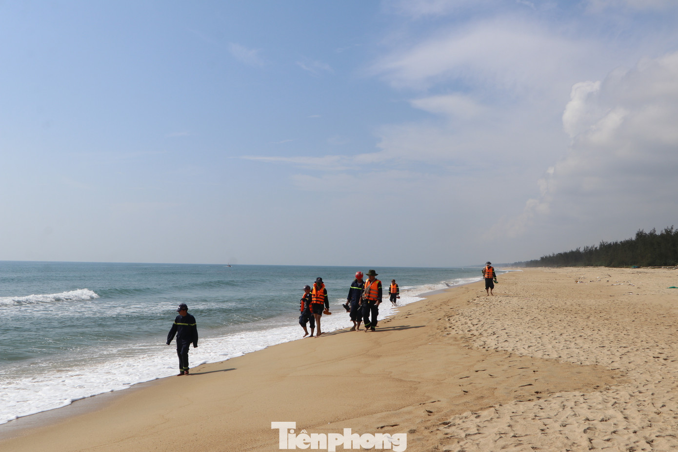 Hiện công tác tìm kiếm vẫn đang được lực lượng chức năng tiếp tục triển khai.