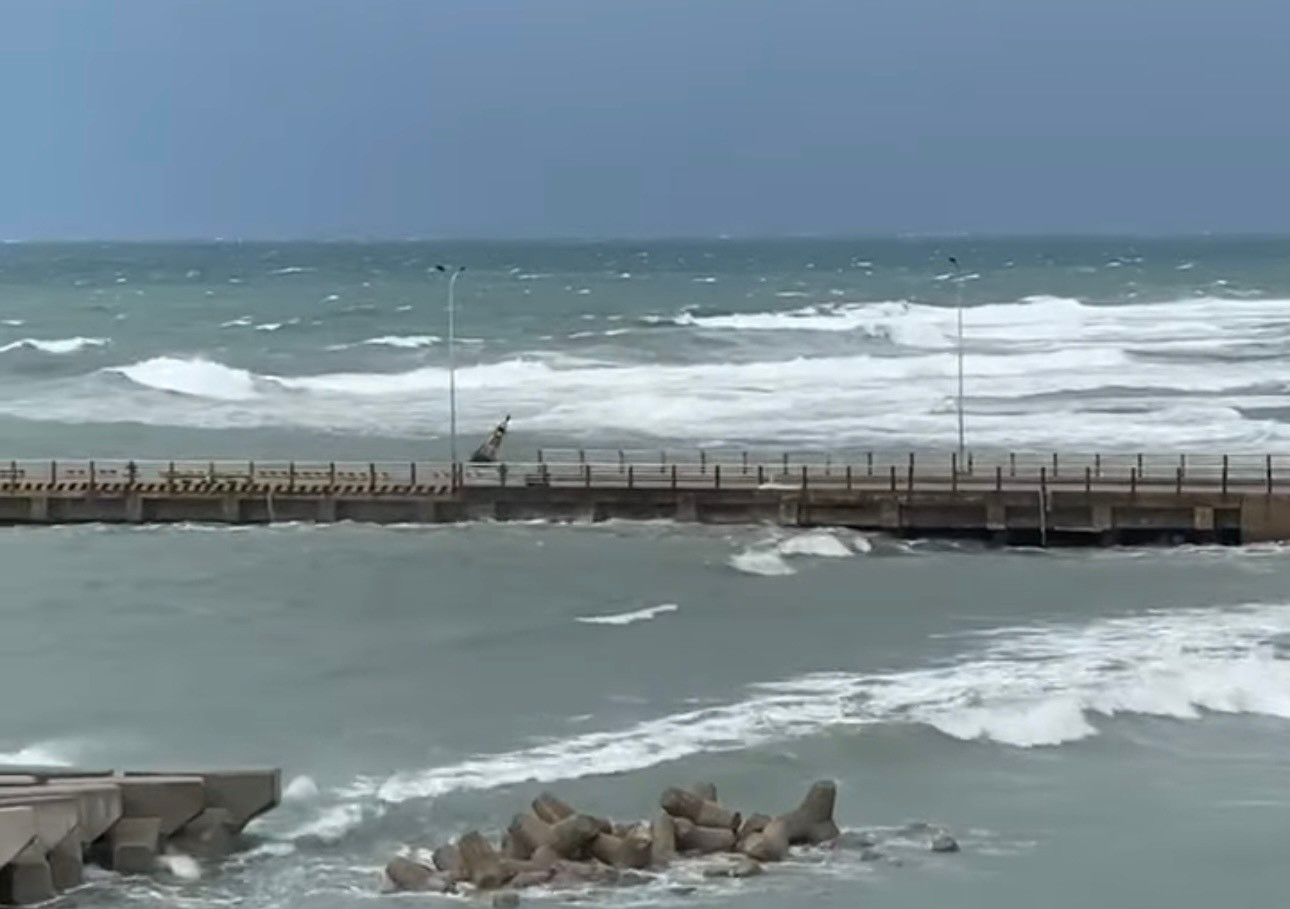 Tại đảo Lý Sơn có mưa to, sóng lớn. Tại đảo Lý Sơn có mưa to, sóng lớn.