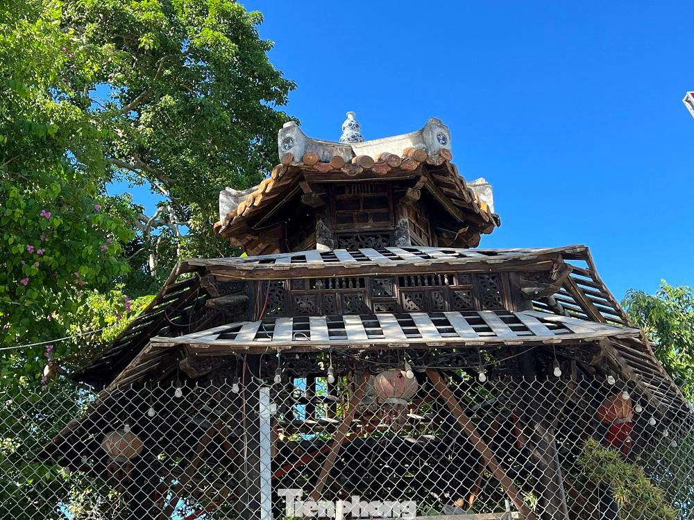 Công nhân đang tháo dỡ phần mái của hạng mục xây trái phép trên đất Bảo tàng Quảng Ngãi.