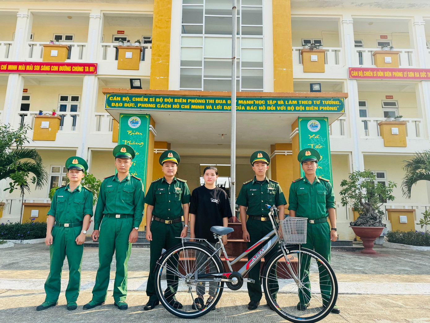 Đồn Biên phòng Lý Sơn tặng xe đạp cho em Nguyễn Thị Mỹ Tiên.