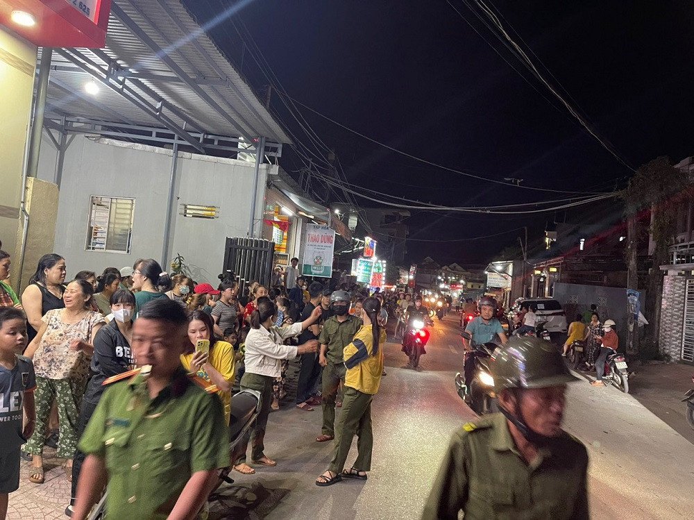 Hàng trăm người kéo đến nhà riêng của chủ tiệm vàng để đòi nợ. Hàng trăm người kéo đến nhà riêng của chủ tiệm vàng để đòi nợ.